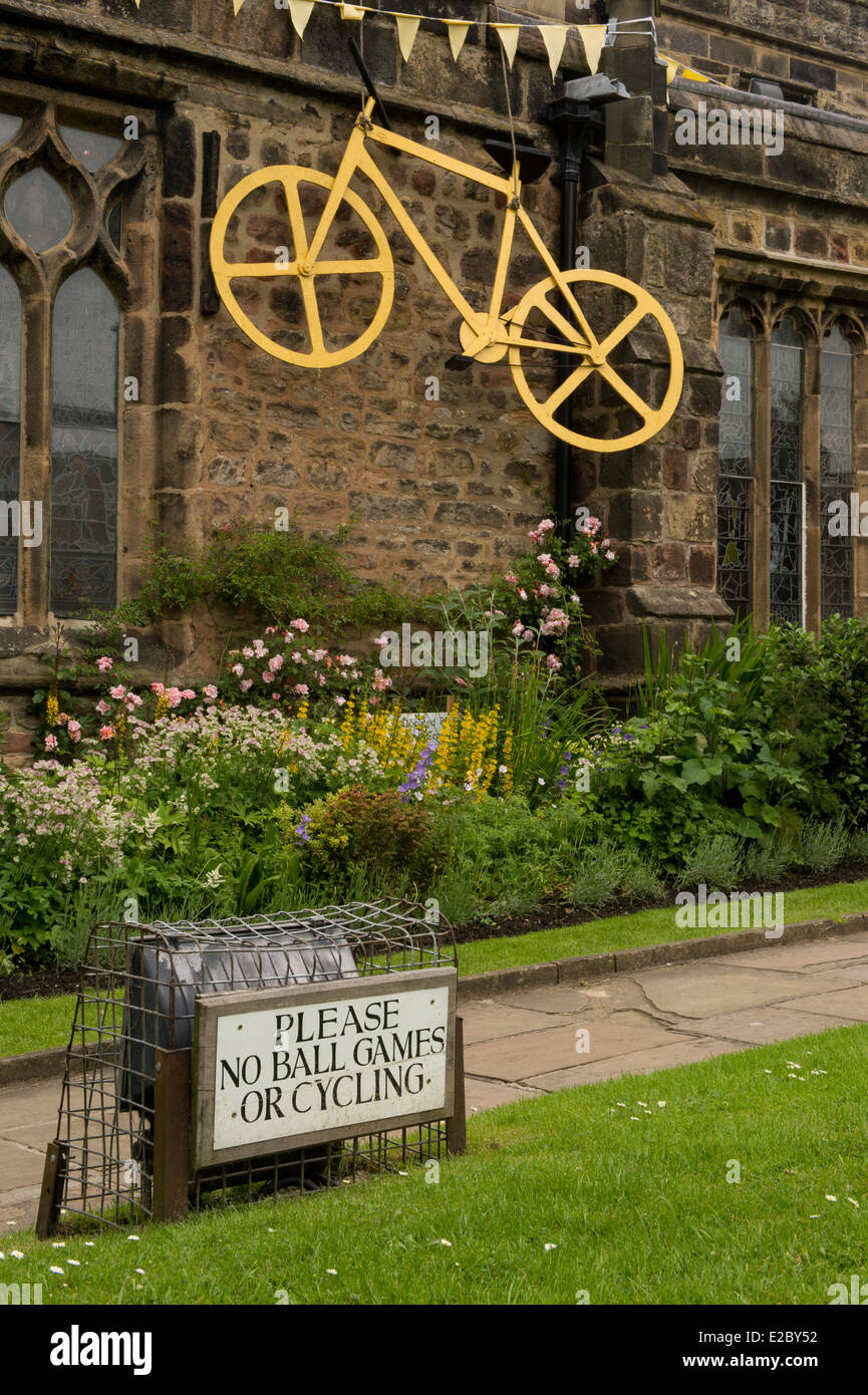 L'église Holy Trinity, Skipton, décoré avec grand Yellow Bike & bunting flags célébrer le Grand Départ du Tour de France 2014 - Le Yorkshire. Angleterre, Royaume-Uni. Banque D'Images