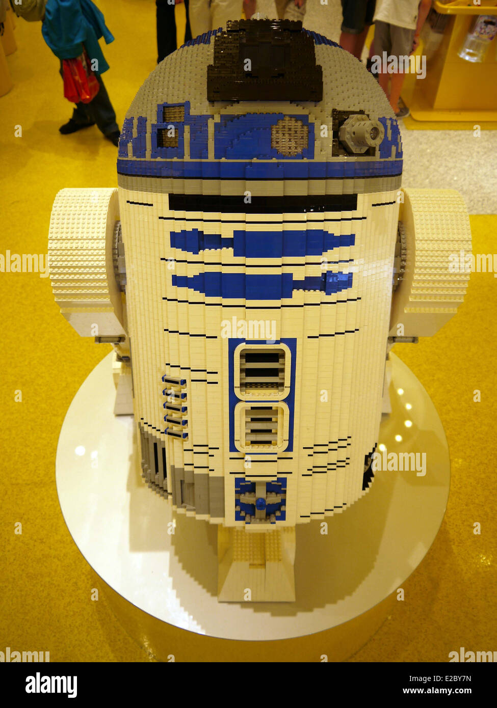 R2D2 de Starwars figure faite de Lego - Cette image a été prise dans la boutique Lego à Euro Disney Banque D'Images