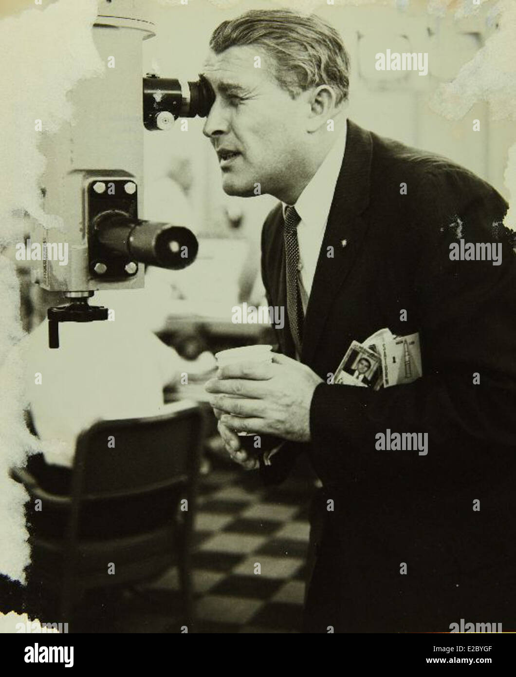 Wernher von Braun, figure clé de l'exploration spatiale, figure dans cette collection du San Diego Air and Space Museum. Connu pour son leadership dans le développement de la technologie des fusées, von Braun a joué un rôle important dans l'avancement des vols spatiaux, tant aux États-Unis qu'à l'étranger, en particulier grâce au programme Apollo de la NASA. Banque D'Images