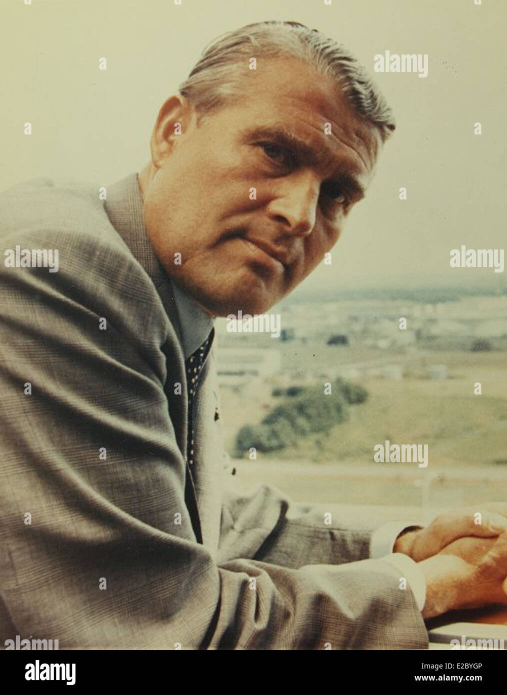 Cette image montre Wernher von Braun, figure clé de l'aéronautique et de la science des fusées. Il a joué un rôle central dans le développement de la technologie spatiale. Banque D'Images