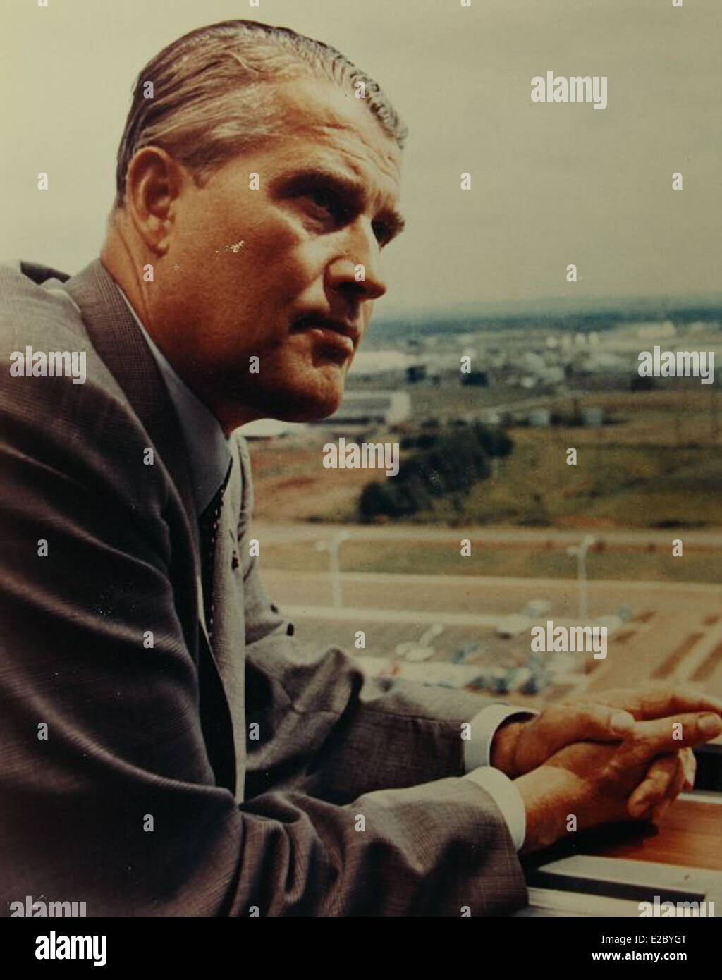 Wernher von Braun, figure centrale du génie aérospatial et de la science des fusées, a contribué de manière significative au développement du programme spatial américain. Son travail, y compris ses contributions au développement de la fusée Saturn V, a joué un rôle central dans les atterrissages lunaires américains. Banque D'Images