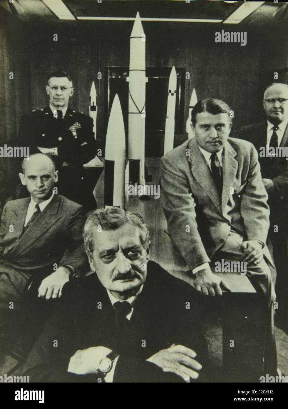 Wernher von Braun était un ingénieur aérospatial germano-américain, connu pour ses contributions au développement de fusées et à l'exploration spatiale. Il a joué un rôle déterminant dans le développement de la fusée V-2 pendant la seconde Guerre mondiale et plus tard de la fusée Saturn V pour le programme Apollo de la NASA, qui a conduit au premier atterrissage humain sur la Lune. Banque D'Images