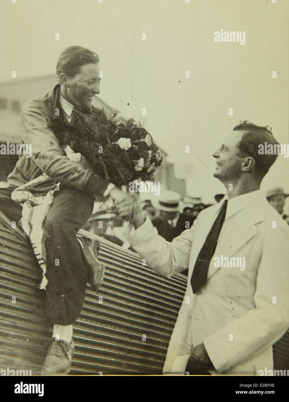 Cette photographie du San Diego Air and Space Museum présente Marga von Ezdorf, une pionnière de l'aviation. Von Ezdorf a contribué aux débuts de l'aéronautique, en participant à des essais en vol et à des événements aéronautiques. Son travail sur le terrain fait partie du paysage évolutif des aviatrices au début du XXe siècle. Banque D'Images