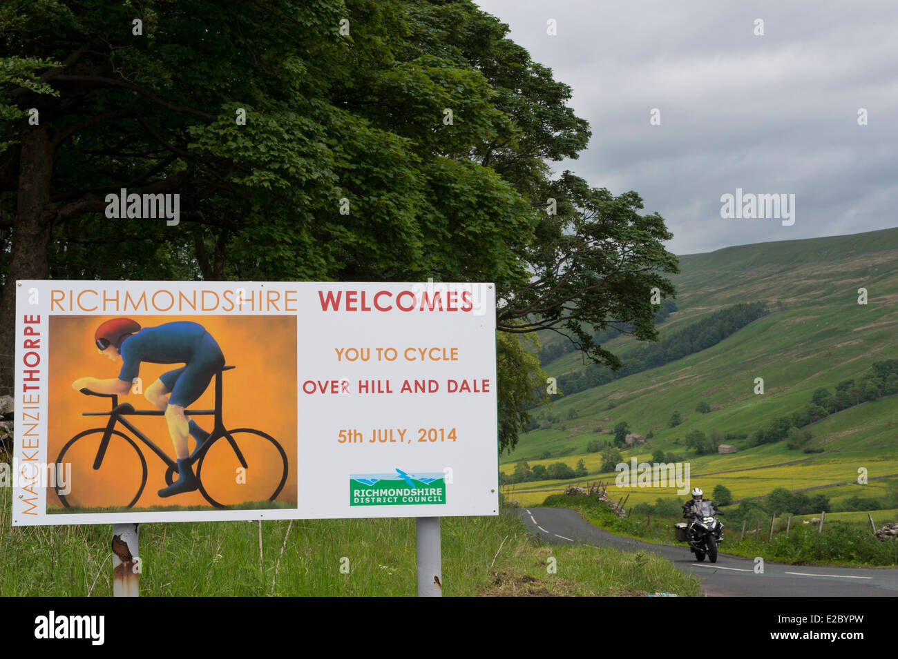 Conseil de District Richmondshire bienvenue limite signe (conçue par l'artiste Mackenzie Thorpe) avec un paysage pittoresque au-delà - Yorkshire, Angleterre, Royaume-Uni. Banque D'Images