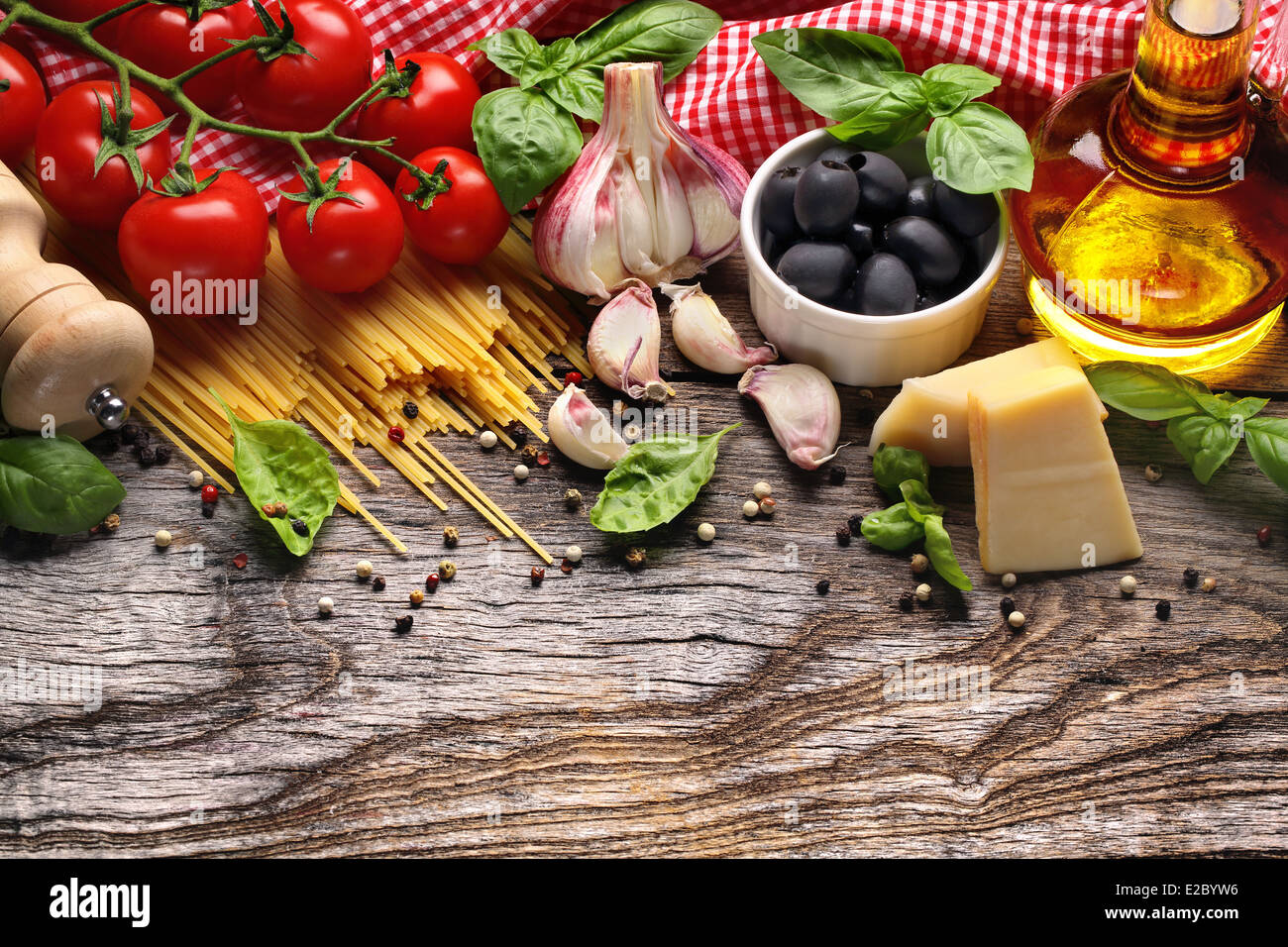 Ingrédients alimentaires italiennes sur fond de bois Banque D'Images