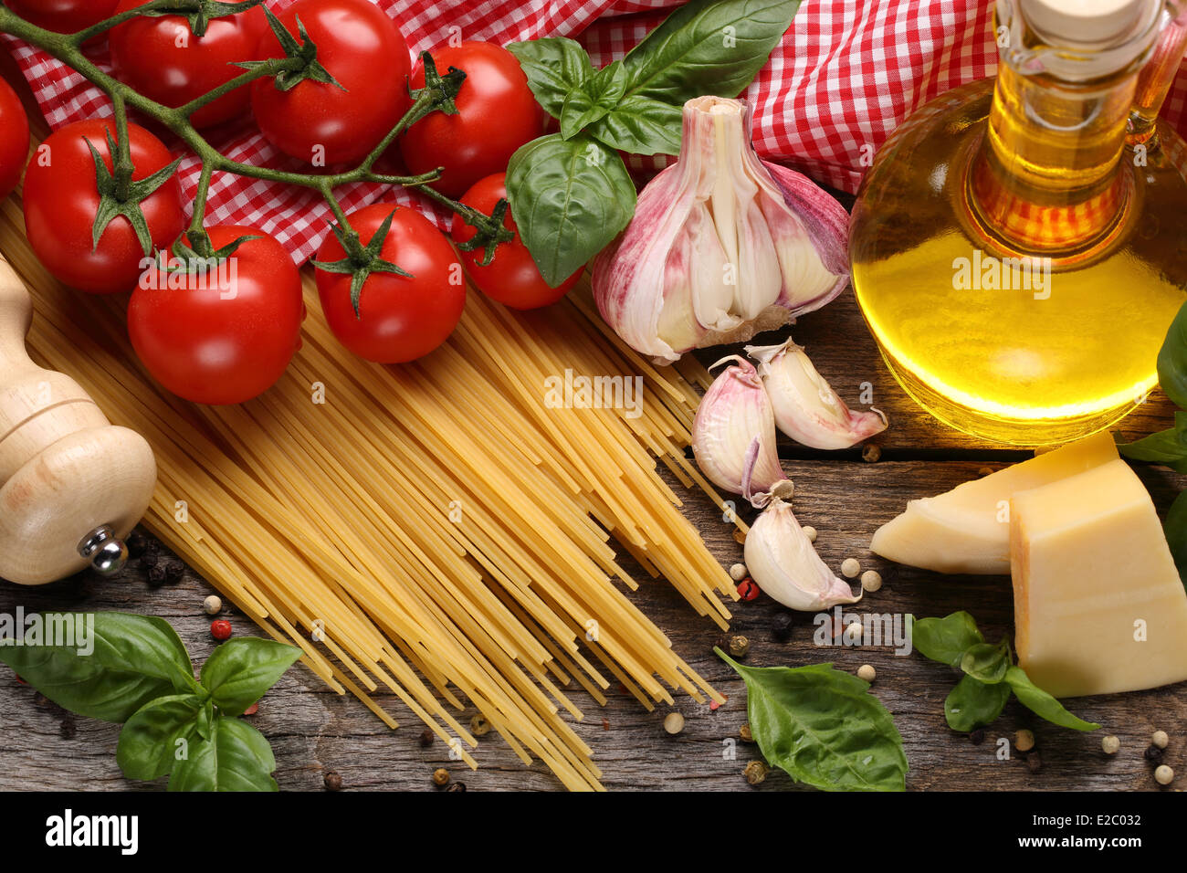 Ingrédients alimentaires italiennes sur fond de bois Banque D'Images