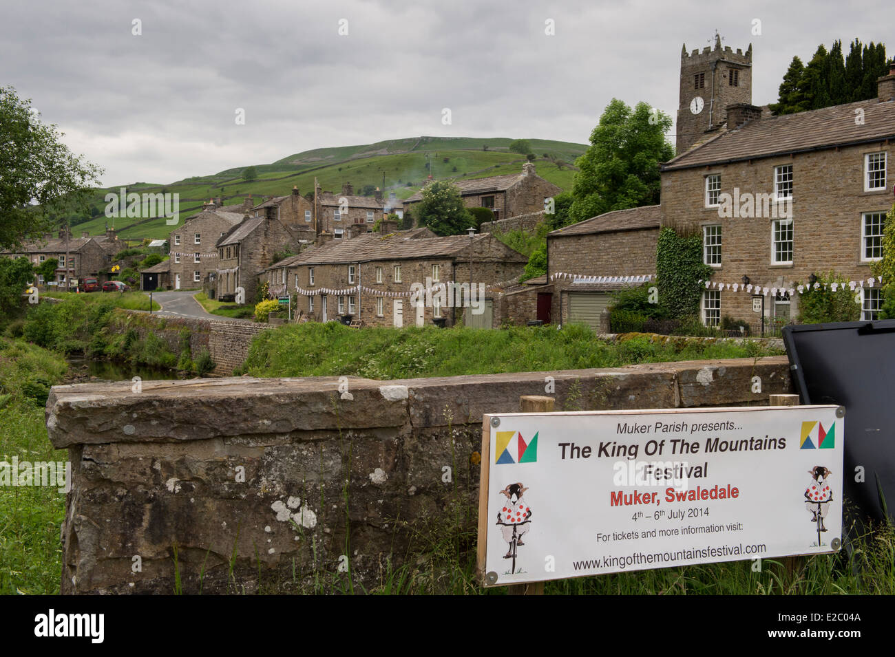 La publicité de bannière, TDF routière traditionnelle en pierre cottages & collines au-delà - Muker, pittoresque village rural de Swaledale, Yorkshire, Angleterre, Royaume-Uni. Banque D'Images