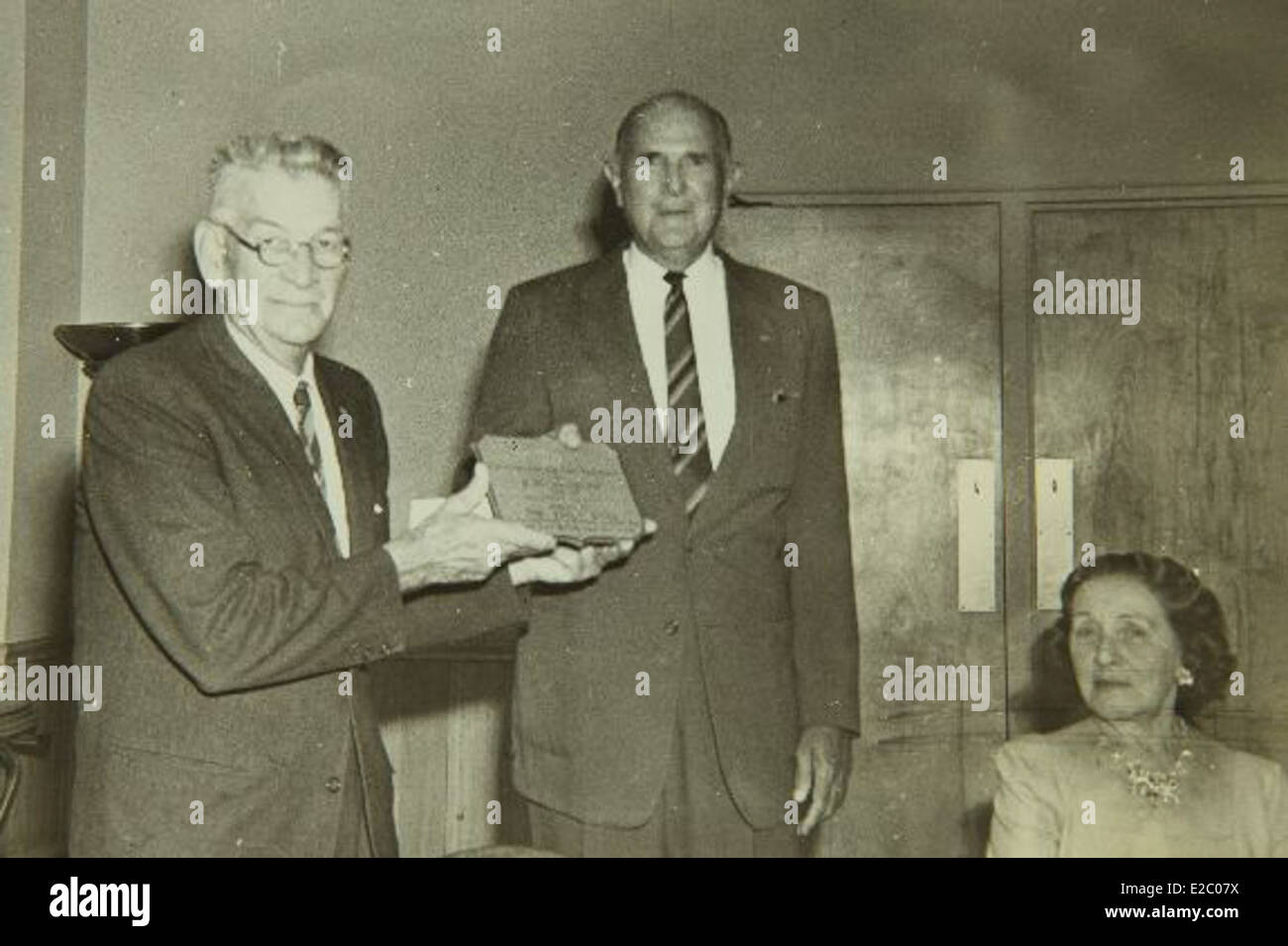 Cette photographie met en valeur Waldo Waterman, figure clé du développement de l’aviation, en particulier dans le domaine du vol vertical et de la conception innovante des avions. Son travail a contribué à l'avancement de la technologie de vol au début du XXe siècle. Banque D'Images