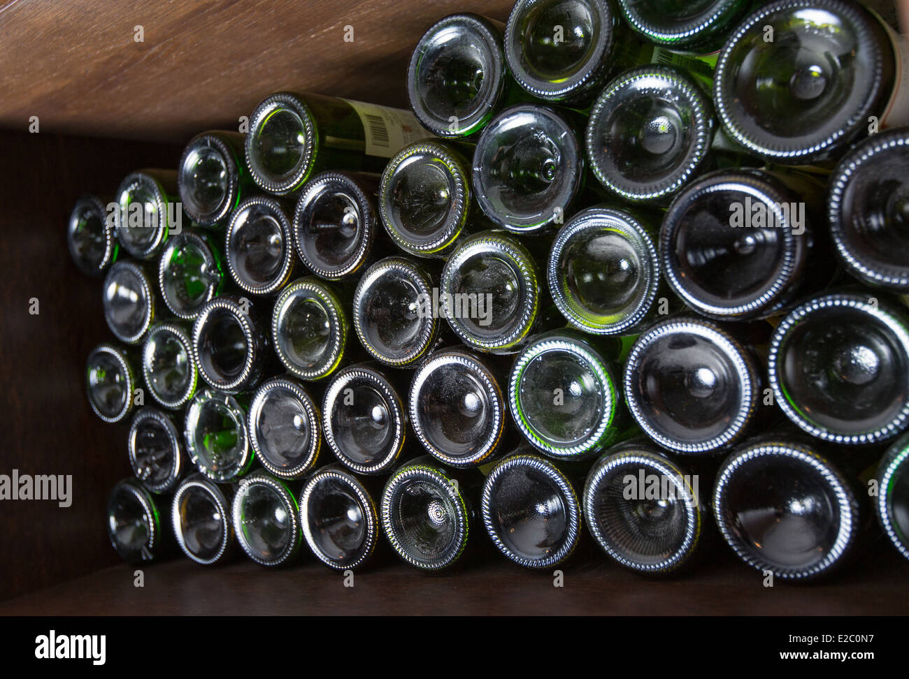 Fonds de bouteilles de vin sur une étagère du cellier Banque D'Images