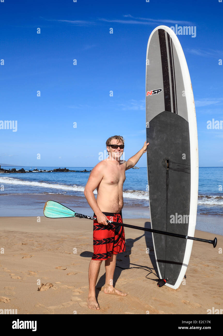 Homme avec stand up paddle board at Wailea Beach sur l'île de Maui Banque D'Images