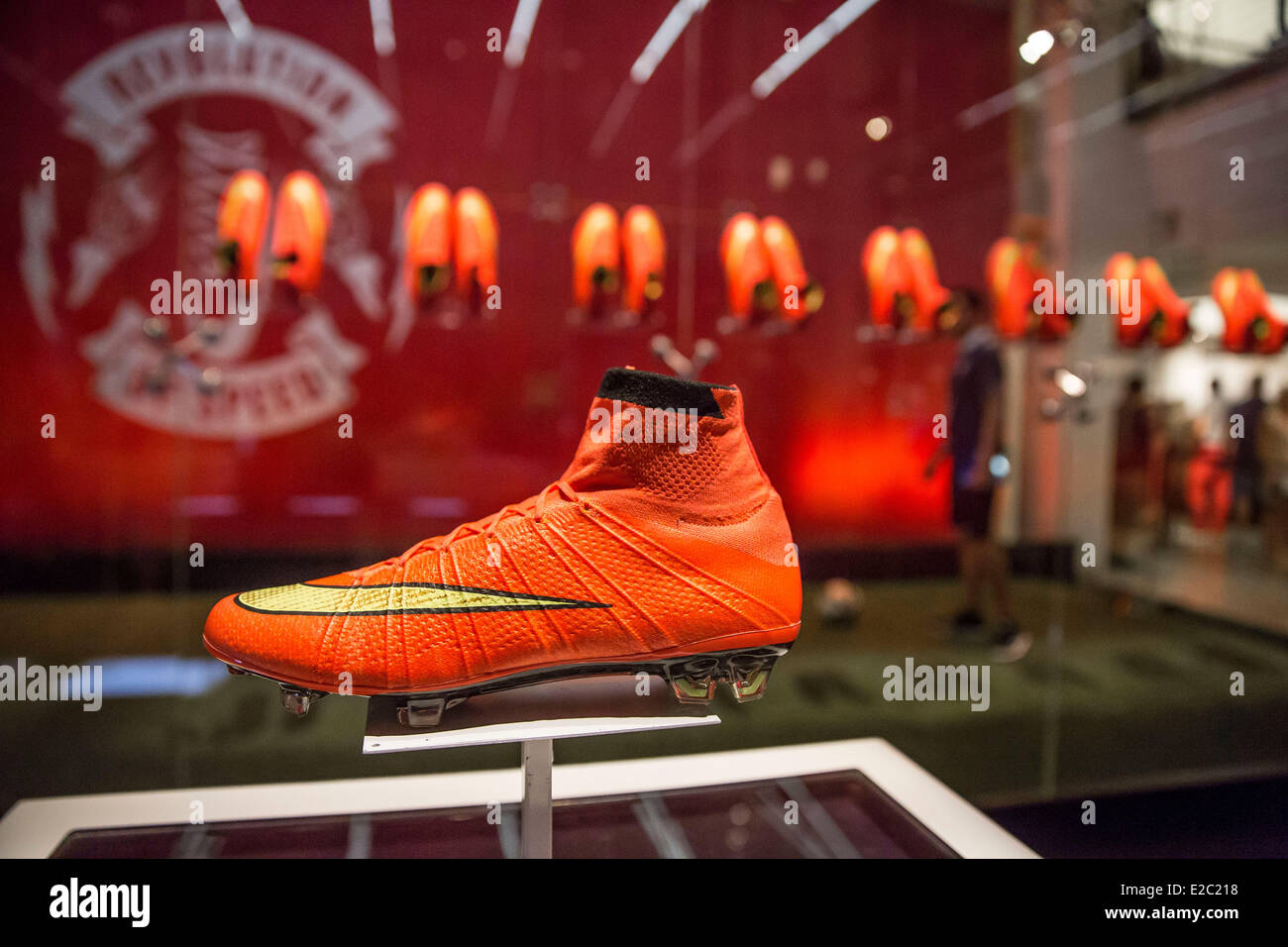 New York, NY, US. 18 Juin, 2014. Nike a lancé sa nouvelle Coupe du Monde de football c'est l'initialisation au flagship store à Midtown Manhattan. La nouvelle Coupe du Monde 2014 Nike boots annoncer une nouvelle ère de la création de chaussures de football avec sockliners inclus et la nouvelle technologie Nike Flyknit, qui est utilisé pour la première fois dans une chaussure de football. Les Nike Mercurial Vapor Superfly 2014 Démarrage de la Coupe du Monde dispose de toutes les dernières innovations de chaussures Nike. C'est le coffre qui sera porté par Cristiano Ronaldo, Eden Hazard et plusieurs autres joueurs de classe mondiale -pendant la Coupe du Monde de 2014. Crédit : Scott Houston/Alamy Live News Banque D'Images