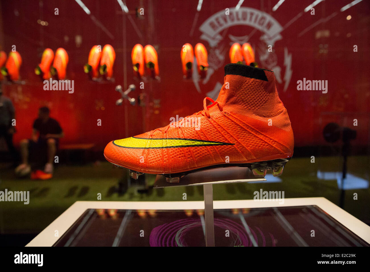 New York, NY, US. 18 Juin, 2014. Nike a lancé sa nouvelle Coupe du Monde de football c'est l'initialisation au flagship store à Midtown Manhattan. La nouvelle Coupe du Monde 2014 Nike boots annoncer une nouvelle ère de la création de chaussures de football avec sockliners inclus et la nouvelle technologie Nike Flyknit, qui est utilisé pour la première fois dans une chaussure de football. Les Nike Mercurial Vapor Superfly 2014 Démarrage de la Coupe du Monde dispose de toutes les dernières innovations de chaussures Nike. C'est le coffre qui sera porté par Cristiano Ronaldo, Eden Hazard et plusieurs autres joueurs de classe mondiale -pendant la Coupe du Monde de 2014. Crédit : Scott Houston/Alamy Live News Banque D'Images