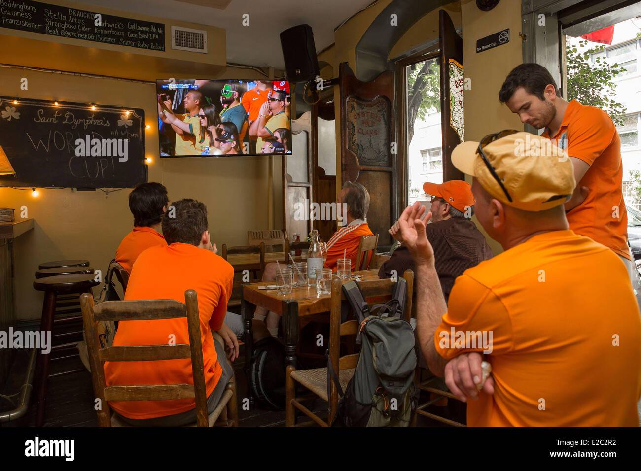 New York, NY, US. 18 Juin, 2014. Soccer fans Holland a réussi à rester calme que leur équipe est venu de l'arrière pour battre 3 Austraila - 2 dans la FIFA Coupe du Monde 2014 au Brésil. Crédit : Scott Houston/Alamy Live News Banque D'Images