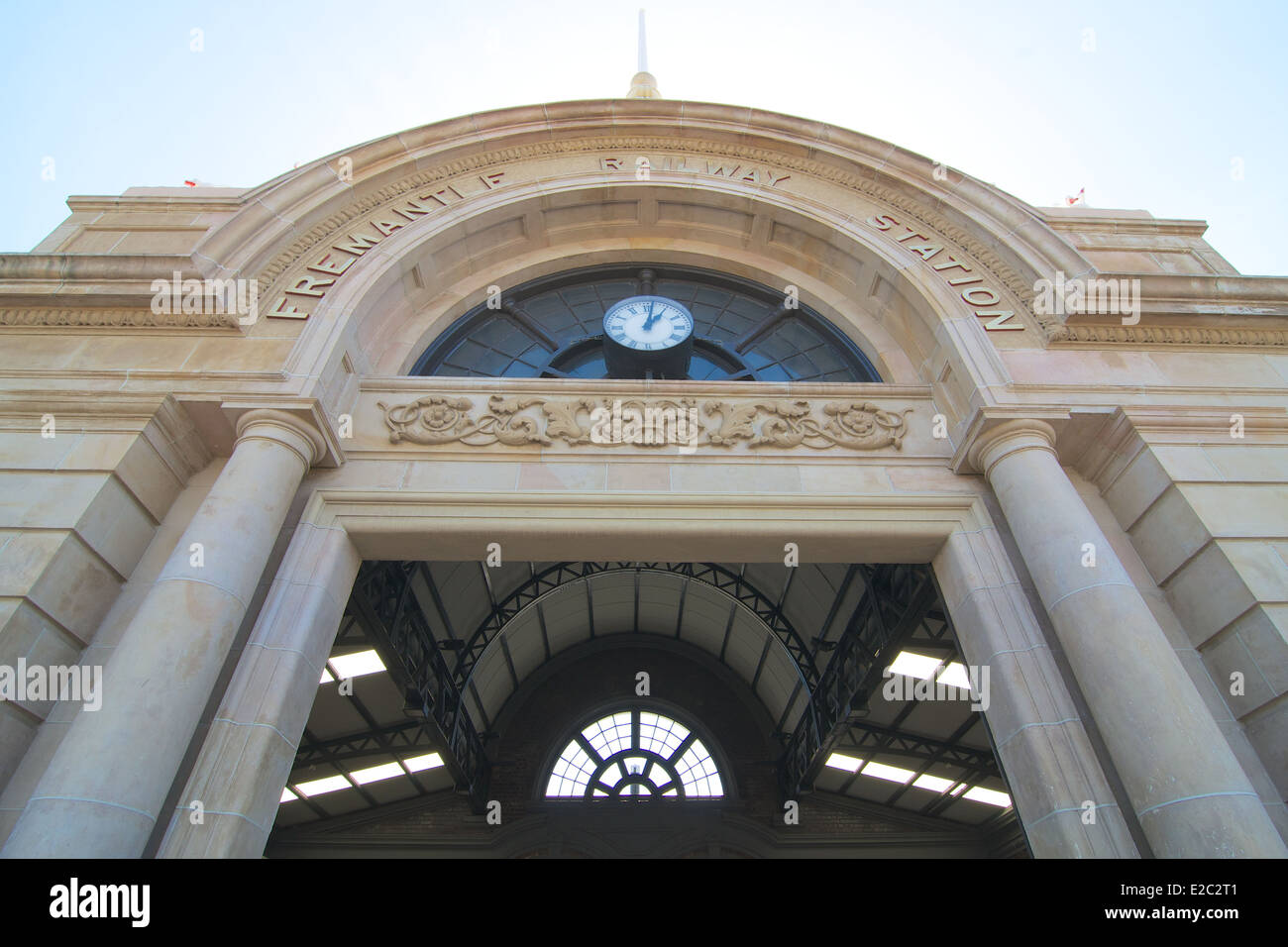 À la recherche jusqu'à l'entrée de la gare de Fremantle en Australie occidentale. Banque D'Images