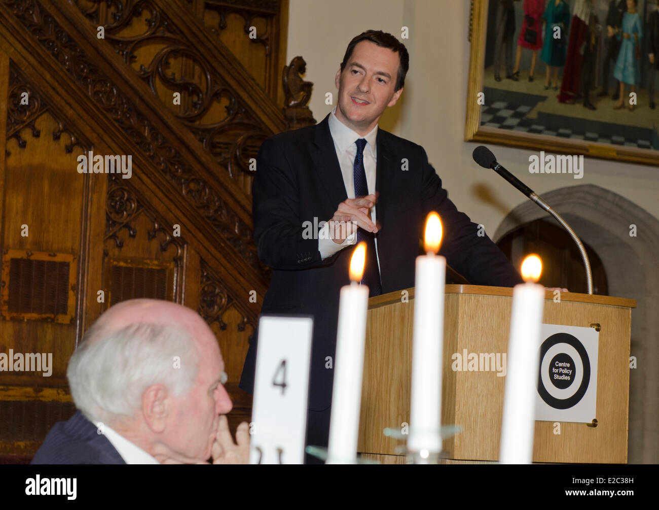 Londres, Royaume-Uni. 18 Juin, 2014. George Osborne, chancelier de l'Échiquier donne aux discours à la Margaret Thatcher le dîner-conférence sur la liberté 18 juin 2014 Guildhall London uk, John Howard, ancien Premier Ministre de l'Australie est à l'écoute. Credit : Prixnews/Alamy Live News Banque D'Images