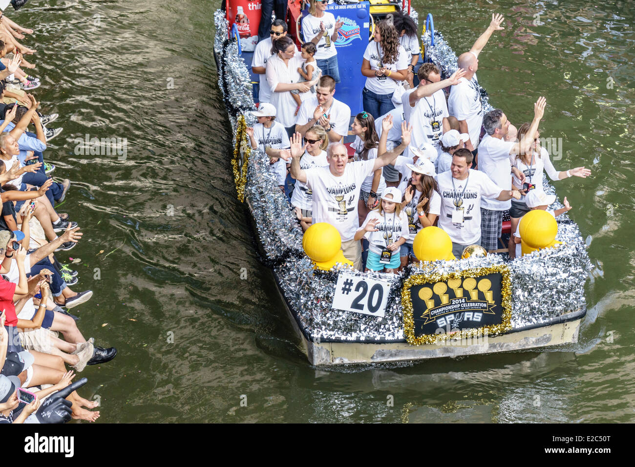 San Antonio, Texas, US. 18 Juin, 2014. San Antonio Spurs célébrer remportant la finale NBA 2014 sur le Riverwalk, dans le centre-ville de San Antonio au Texas le 18 juin 2014. Entraîneur : Gregg Popovich salue la foule. Credit : Jon-Paul Jones/Alamy Live News Banque D'Images