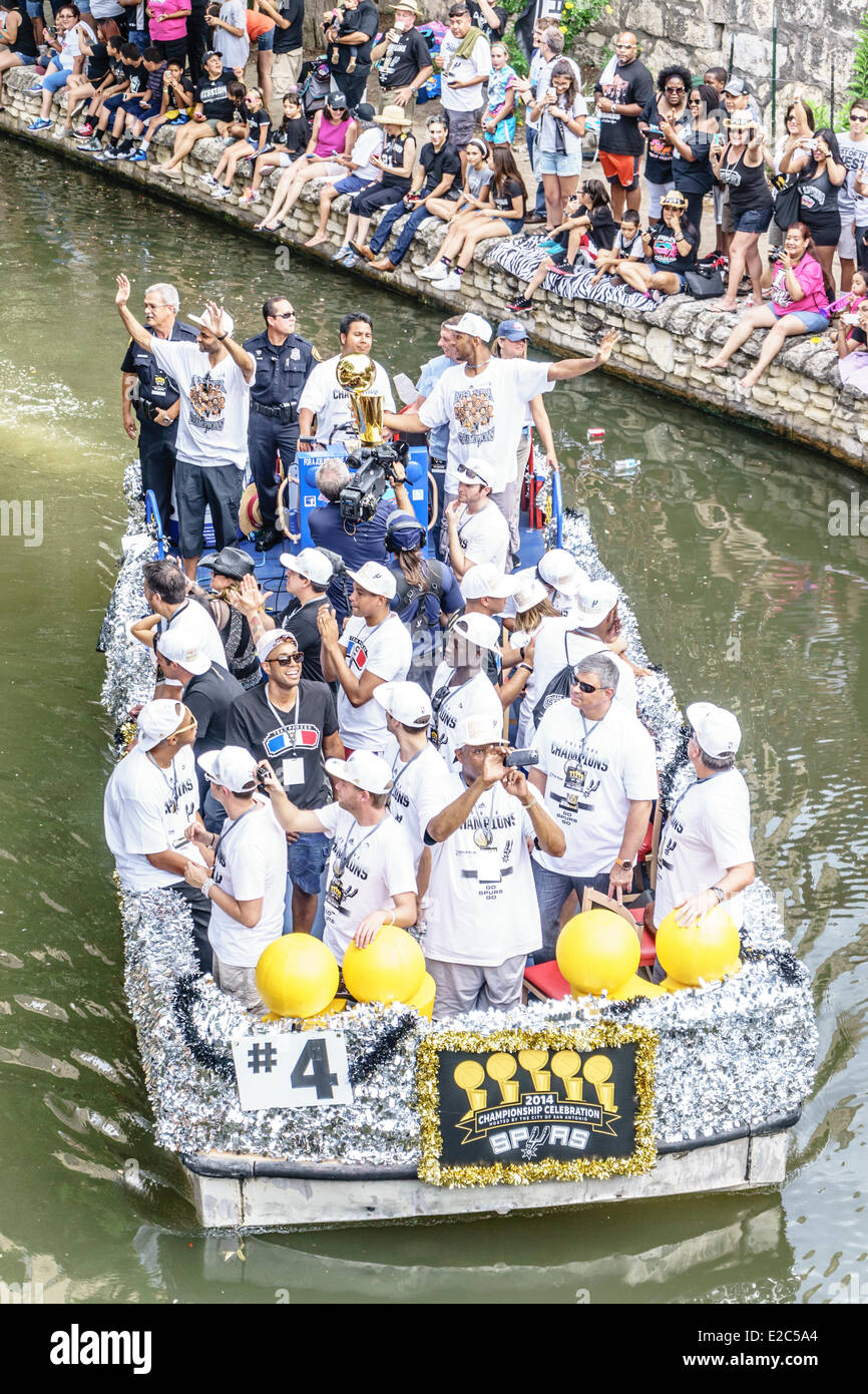 San Antonio, Texas, US. 18 Juin, 2014. San Antonio Spurs célébrer remportant la finale NBA 2014 sur le Riverwalk, dans le centre-ville de San Antonio au Texas le 18 juin 2014. Tony parker et boris diaw forme aux fans tenant le trophée NBA Finals 1999. Credit : Jon-Paul Jones/Alamy Live News Banque D'Images