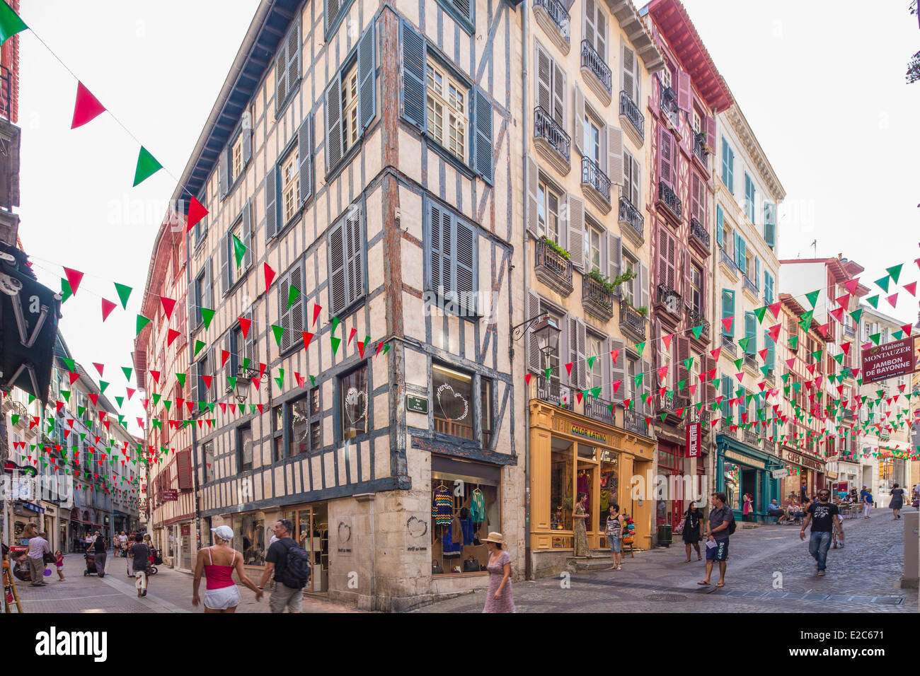 France, Pyrenees Atlantiques, Bayonne,architecture traditionnelle des rues piétonnes du centre-ville Banque D'Images