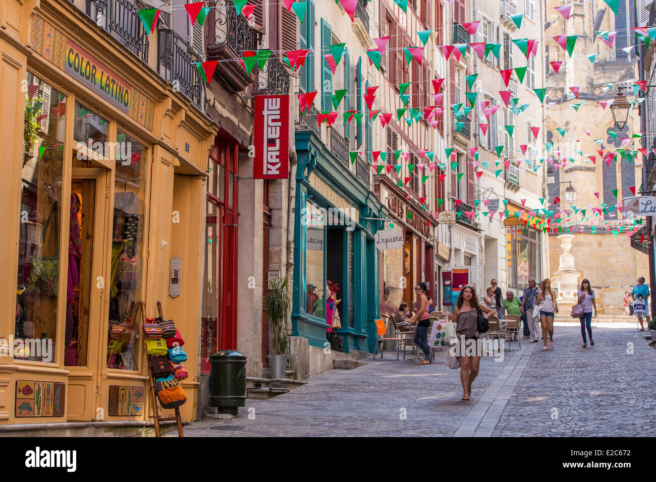 France, Pyrenees Atlantiques, Bayonne,architecture traditionnelle des rues piétonnes du centre-ville Banque D'Images