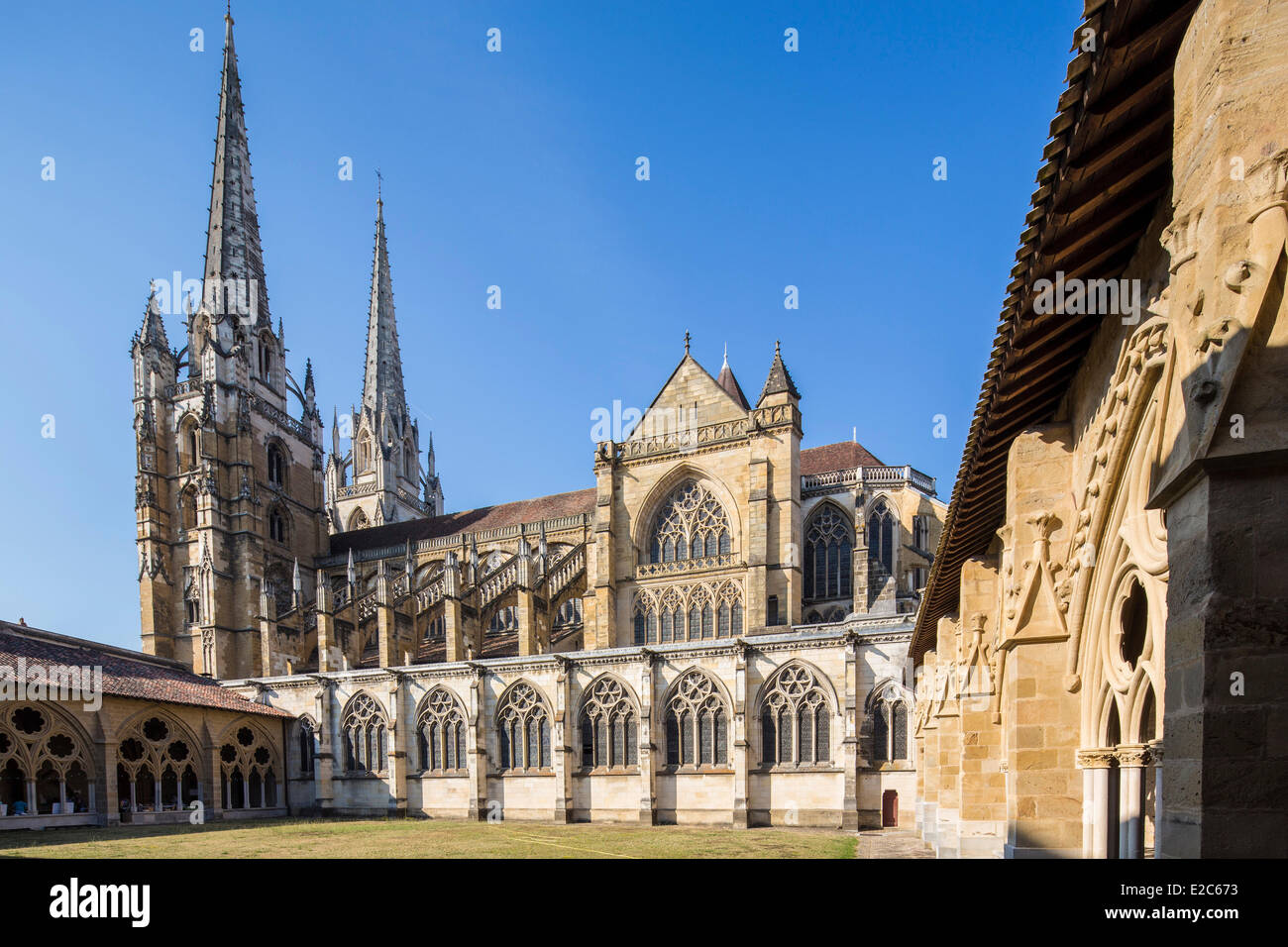 France, Pyrenees Atlantiques, Bayonne, couvent et la cathédrale Saint Marie Banque D'Images