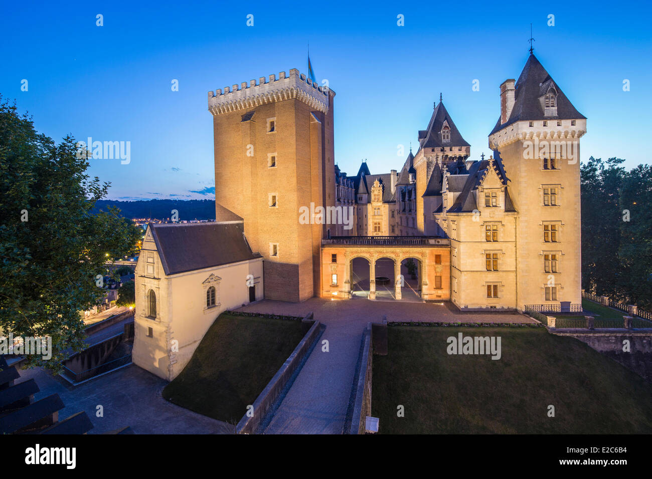 France, Pyrénées Atlantiques, Béarn, Pau, Gave de Pau et le château du 14ème siècle, le roi Henri IV est né Banque D'Images