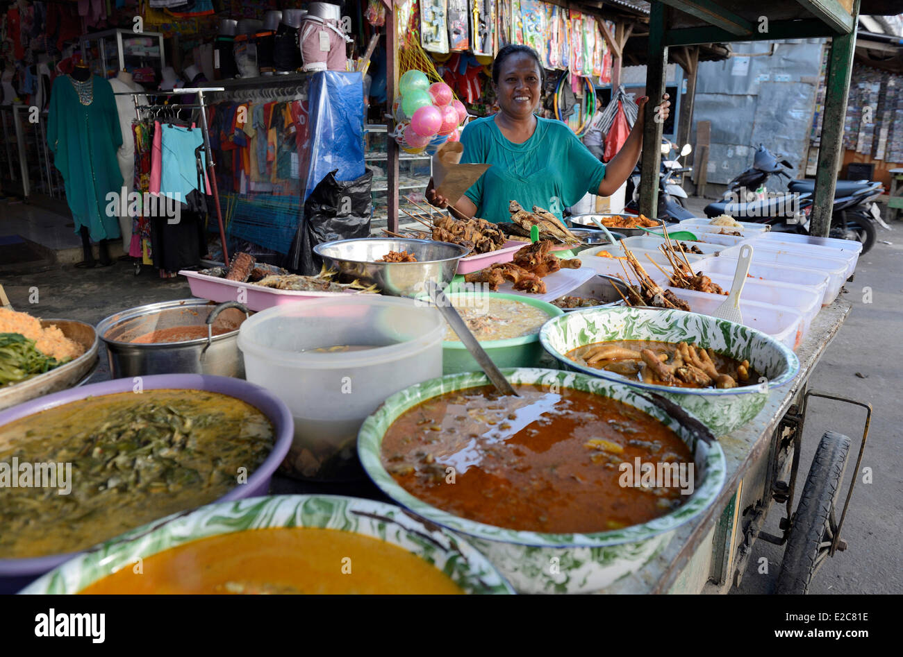L'Indonésie, Sumbawa, Dompu, éventail de plats au marché Banque D'Images