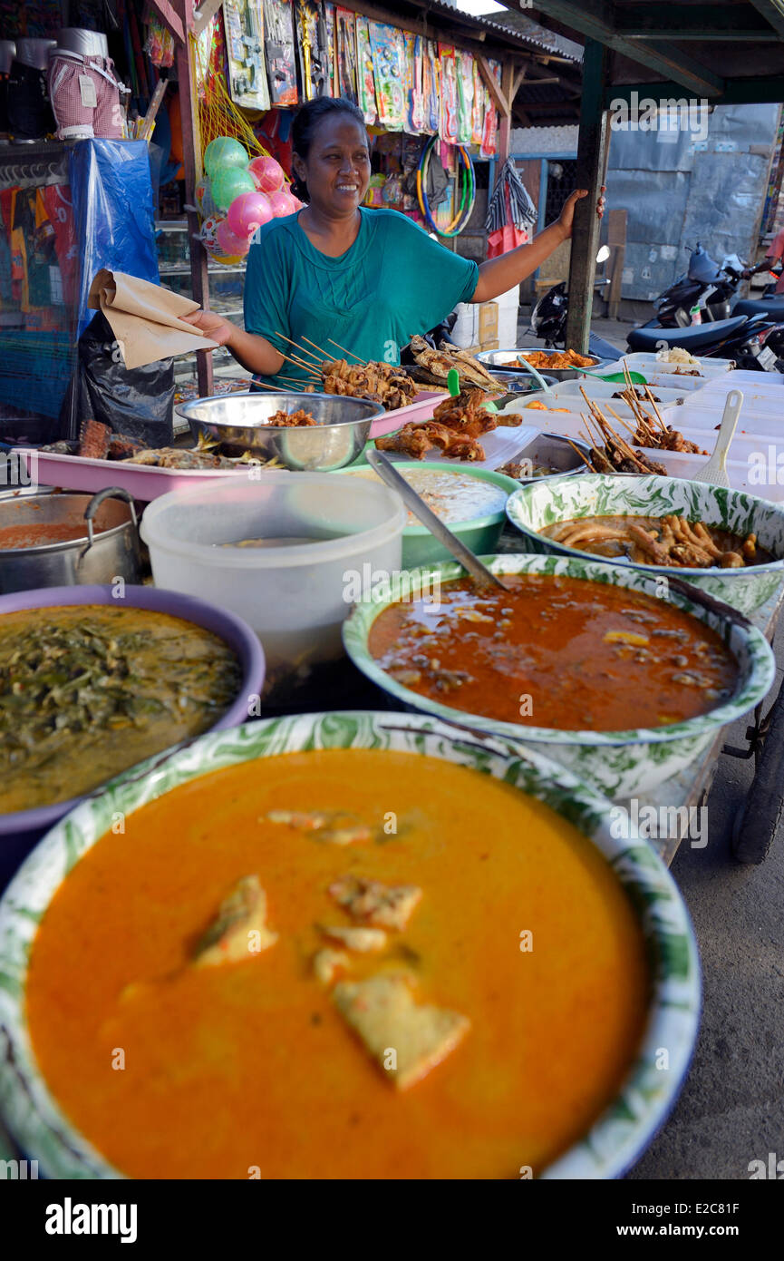 L'Indonésie, Sumbawa, Dompu, éventail de plats au marché Banque D'Images