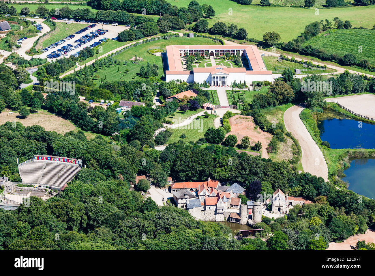 En France, en Vendée, Les Epesses, Le Puy du Fou, le village médiéval et l'hôtel (vue aérienne) Banque D'Images