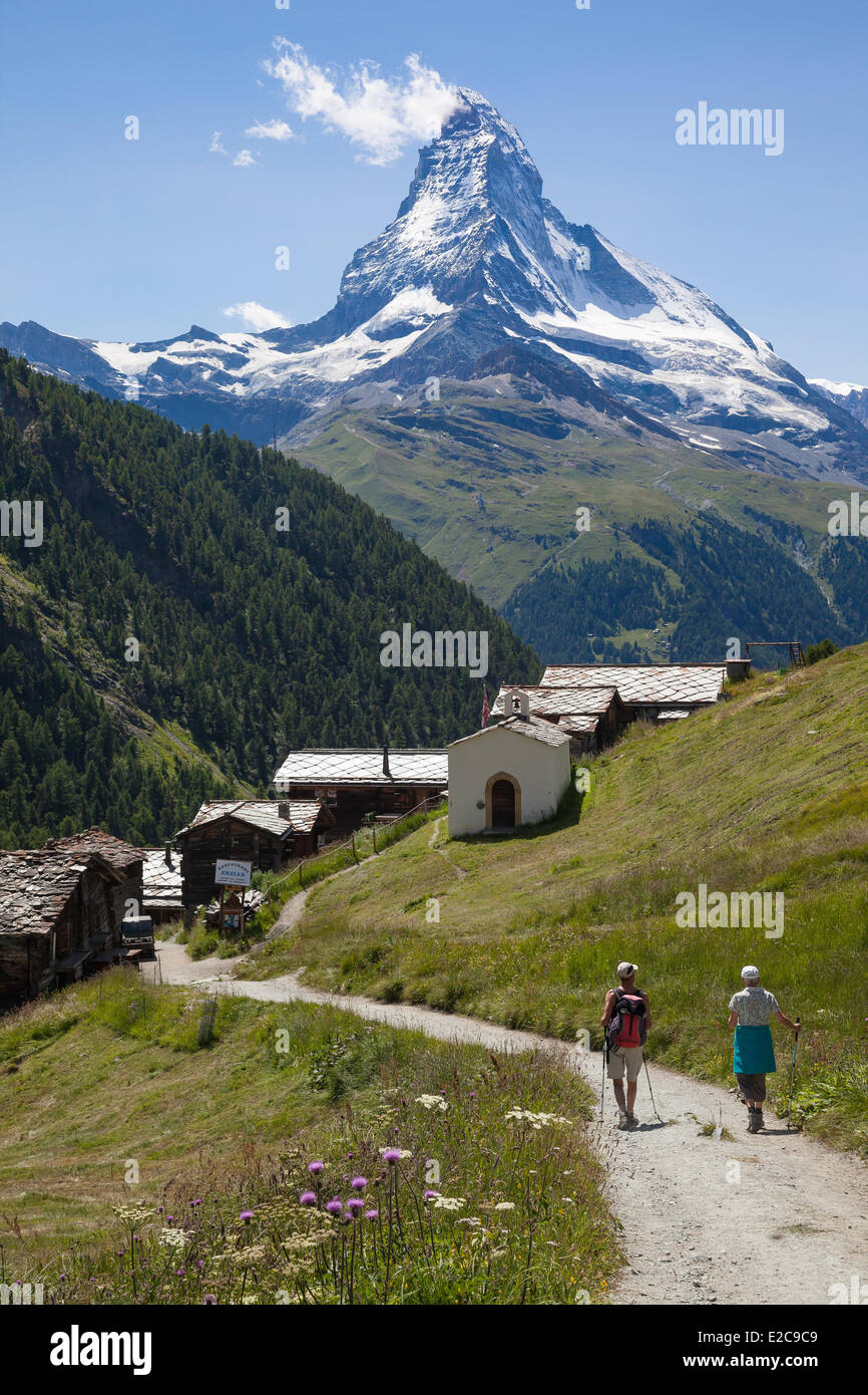 La Suisse, Canton du Valais, Zermatt, les randonneurs près du Matterhorn (4478 m) Banque D'Images