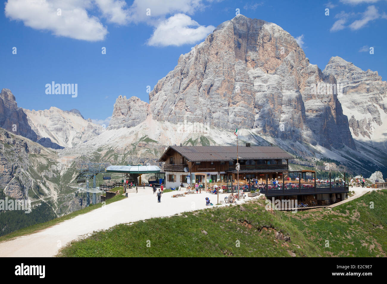 L'Italie, Trentin-Haut-Adige Dolomites, inscrite au Patrimoine Mondial de l'UNESCO, Cortina d'Ampezzo, Locatelli refuge près de Cinque Torri Banque D'Images