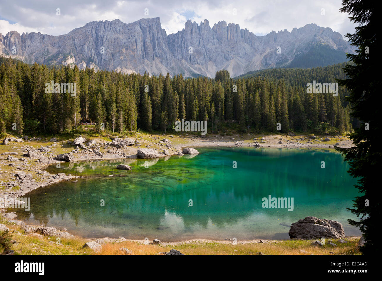 L'Italie, Trentin-Haut-Adige, Dolomites, inscrite au Patrimoine Mondial de l'UNESCO, Nova Levante, Lac Karersee Banque D'Images