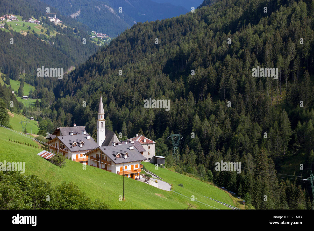 L'Italie, Dolomites, le village de Constanza Banque D'Images