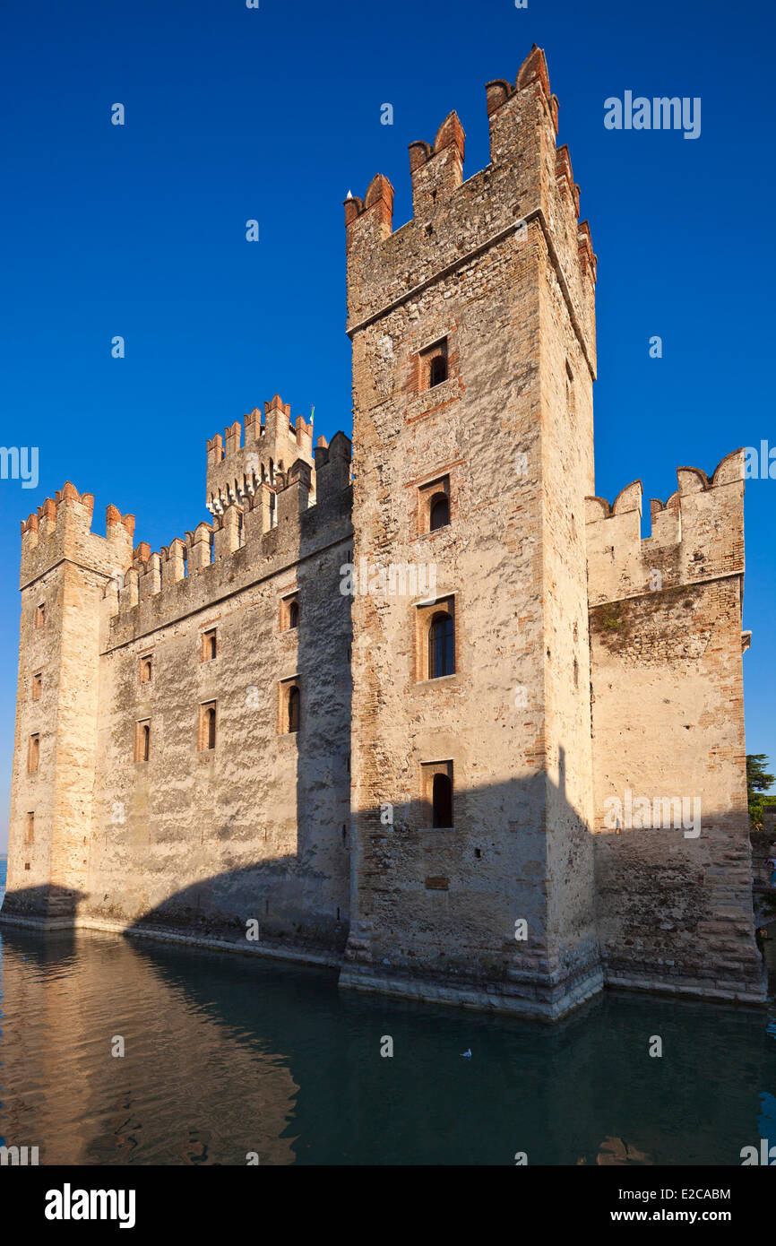 L'Italie, la Lombardie, le lac de Garde Sirmione, le château de Rocca Scaligieri Banque D'Images