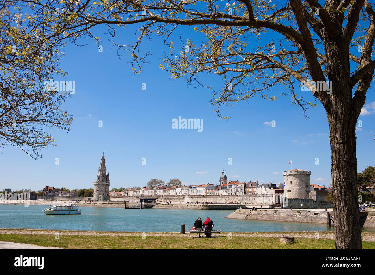 En France, en Charente Maritime, La Rochelle, La Rochelle tour (à gauche) et la Chaine tour (droite) de la digue des Minimes Banque D'Images