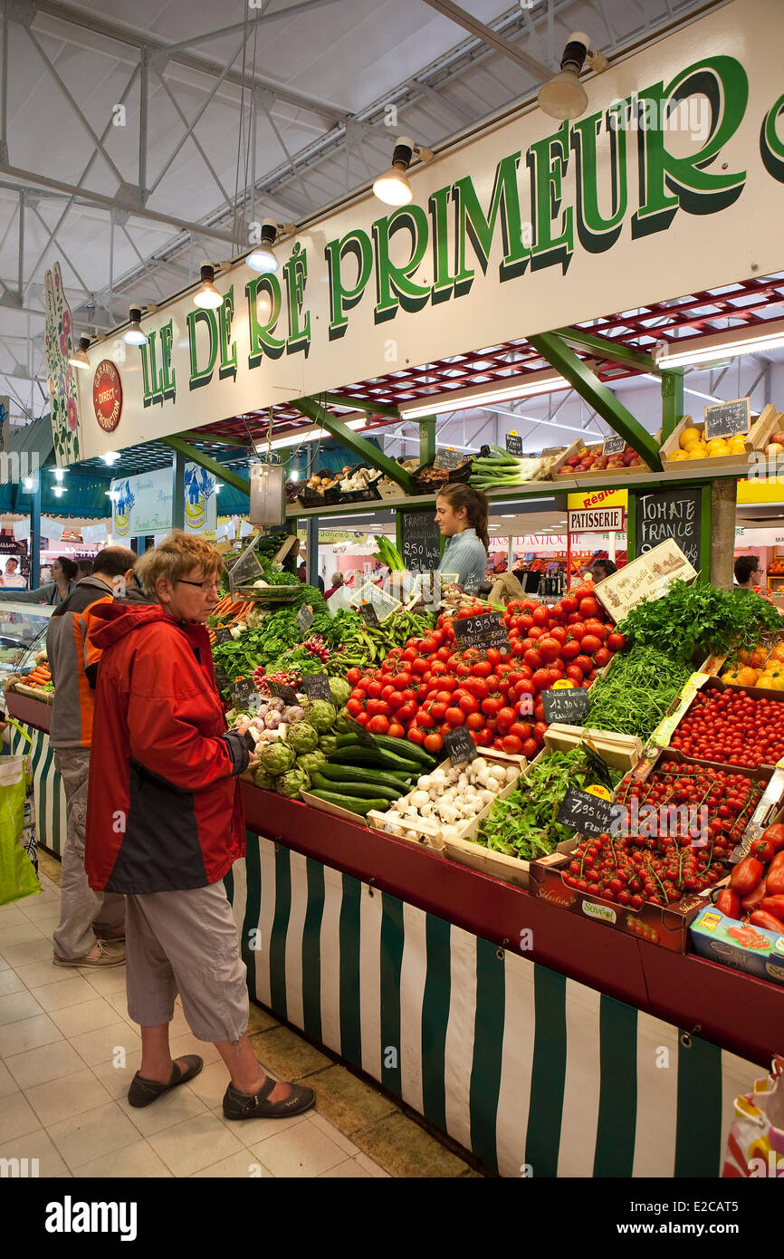 France, Charente Maritime, Ile de Ré, Le Bois Plage en Ré, fruits et  légumes au marché couvert Photo Stock - Alamy