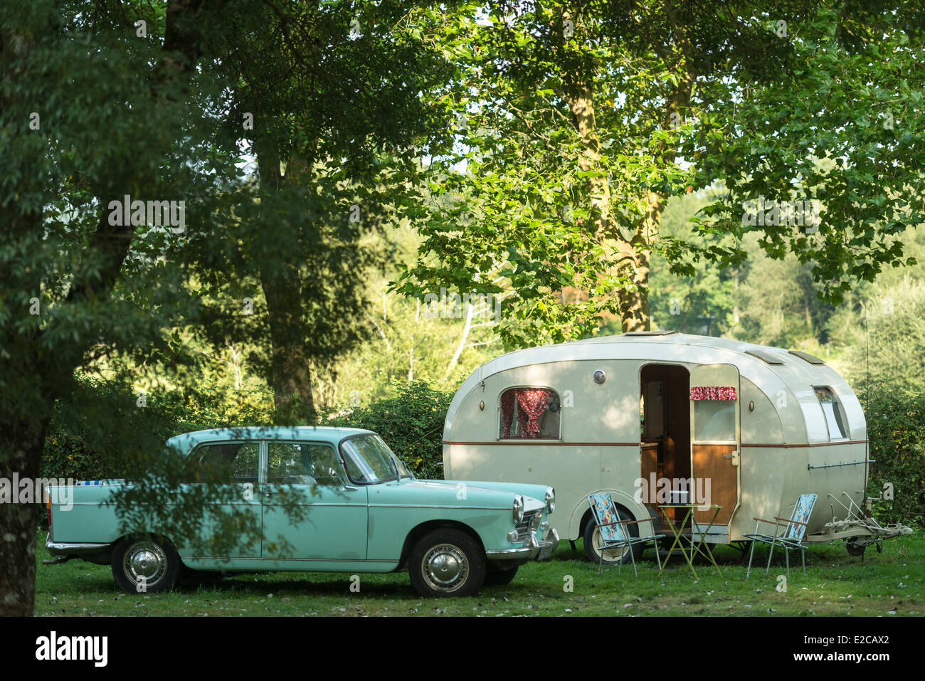 France, Morbihan, le Roc Saint André, vieille caravane Sologne de 1960 dans le domaine du Roc, camping, hébergements insolites Banque D'Images