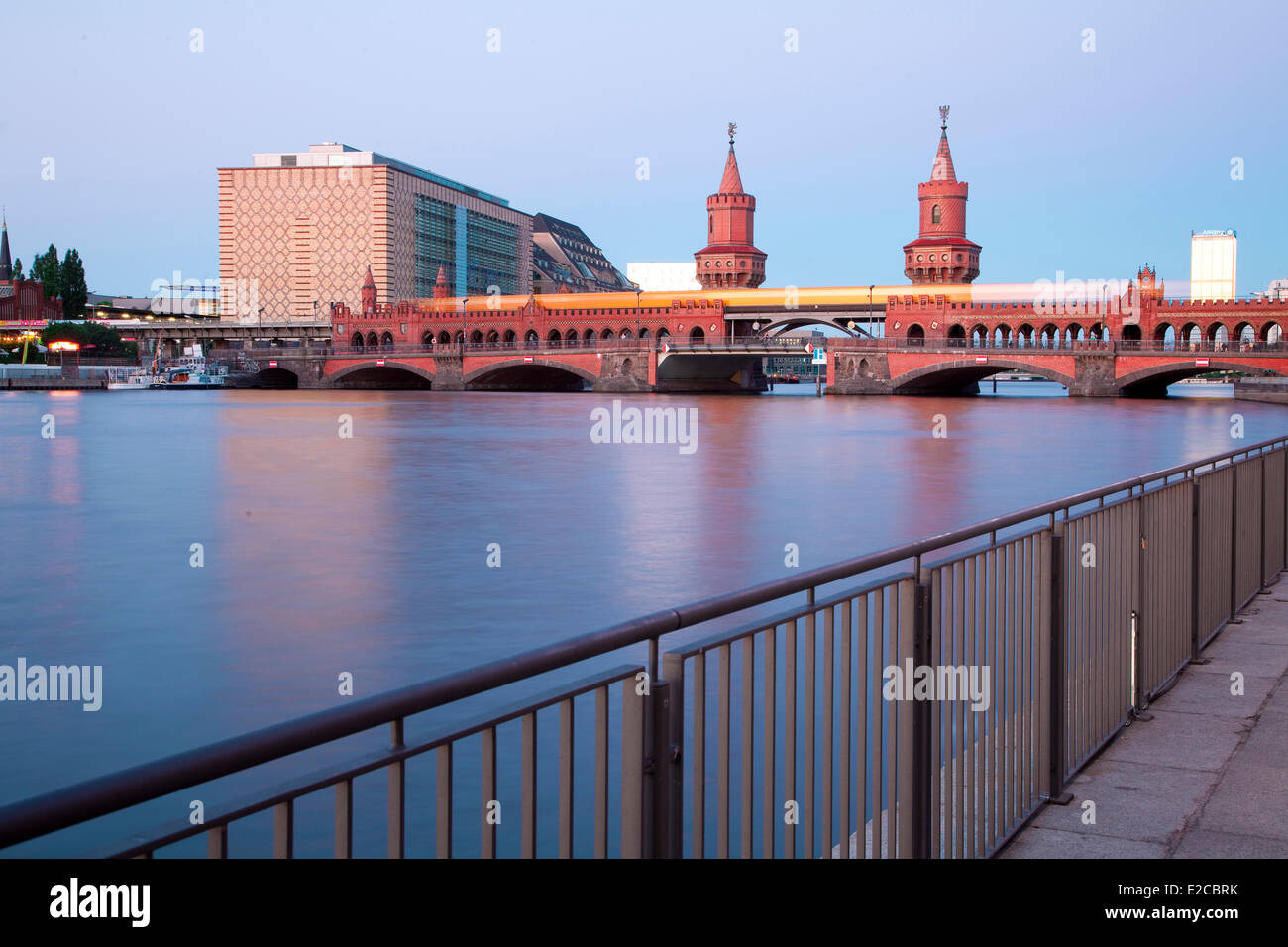 Allemagne, Berlin, district de Kreutzberger, Oberbaumbrucke (Oberbaum Bridge) sur la rivière Spree Banque D'Images