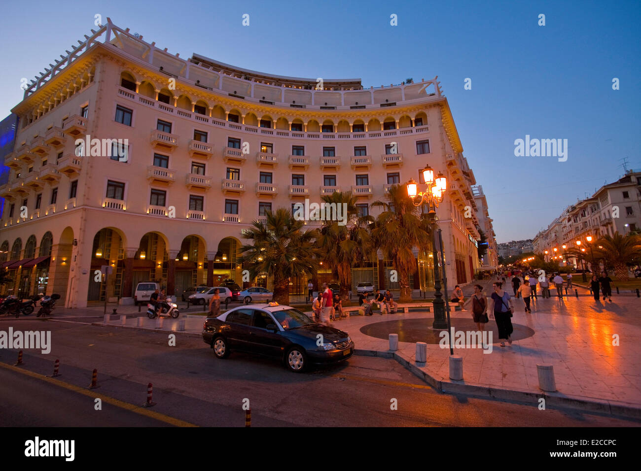 La Grèce, la Macédoine, l'Electra Palace Hotel Thessaloniki, néo-byzantin et la façade sur la place bordée de cafés est le coeur de la station balnéaire Banque D'Images