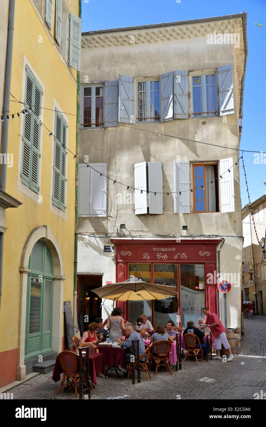 La France, l'Hérault, Béziers, terrasse de restaurant à l'ombre de la  vieille ville près de la cathédrale Photo Stock - Alamy