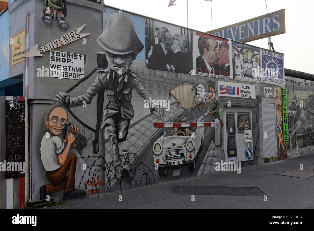 Allemagne, Berlin, East Side Gallery est le plus long morceau du Mur de Berlin encore debout près de l'Oberbaumbrucke, il est couvert de graffitis réalisés par près de 120 artistes Banque D'Images