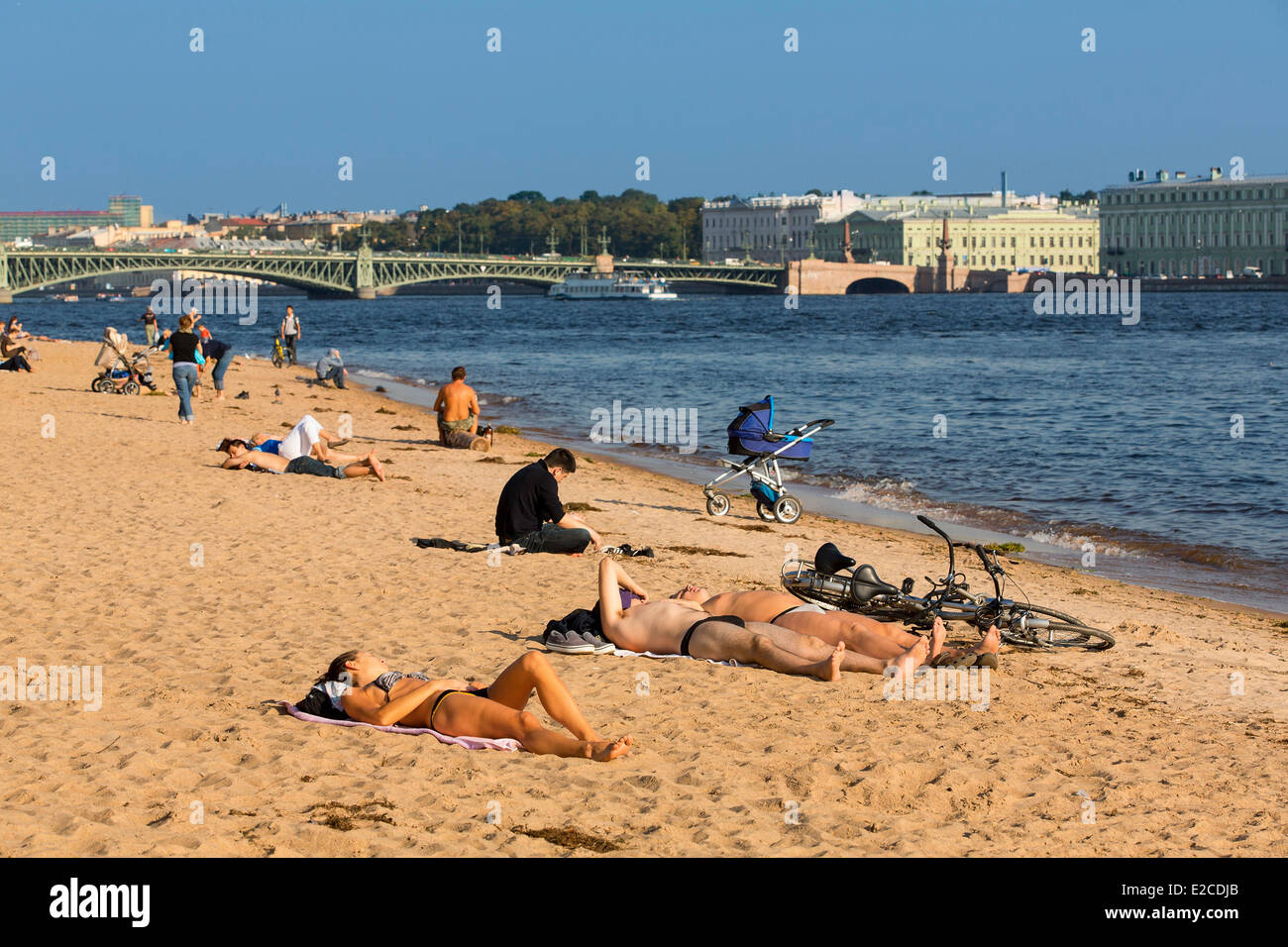 La Russie, Saint-Pétersbourg, inscrite au Patrimoine Mondial de l'UNESCO, un bain de soleil le long de la rivière Neva Banque D'Images
