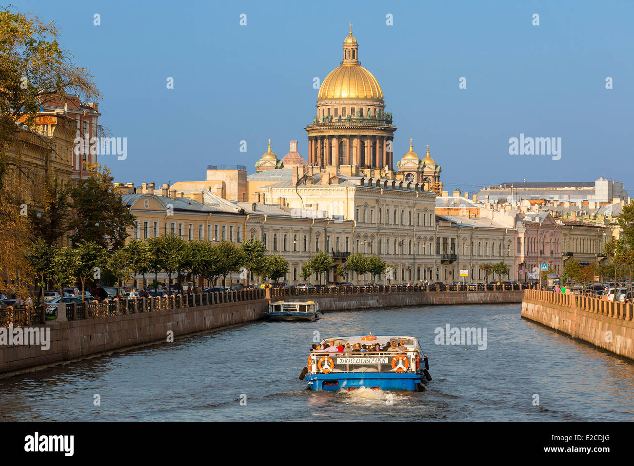 La Russie, Saint-Pétersbourg, inscrite au Patrimoine Mondial de l'UNESCO, rivière Moïka et la cathédrale Saint-Isaac Banque D'Images