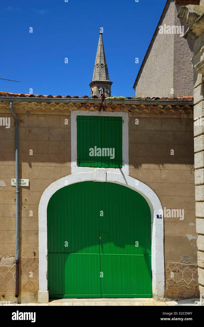 La France, l'Hérault, Corneilhan, maison vigneronne ; vert porte cochère  Photo Stock - Alamy