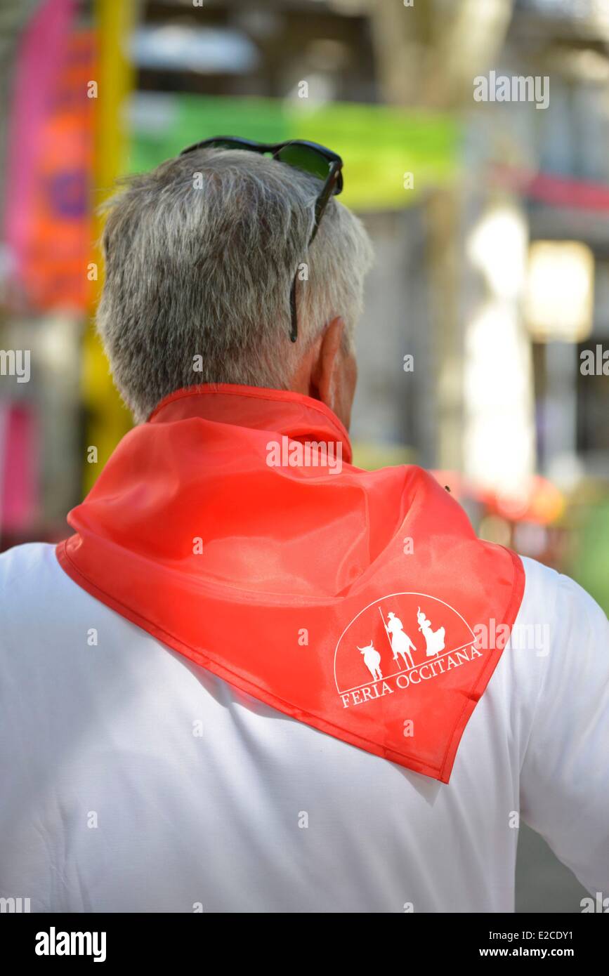 La France, l'Hérault, Béziers, feria annuel dans les rues de la ville,  l'homme de dos portant un foulard rouge autour du cou Photo Stock - Alamy