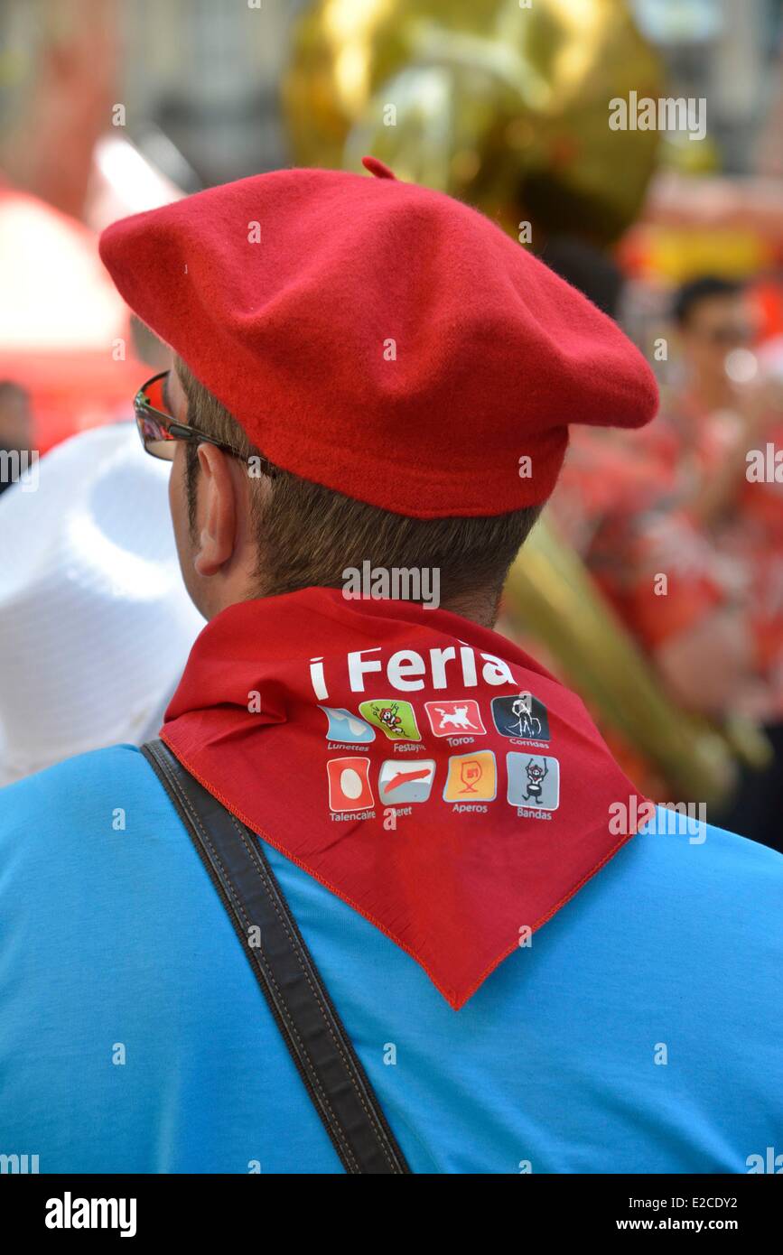La France, l'Hérault, Béziers, feria annuel dans les rues de la ville, les  hommes de retour portant un foulard rouge autour du cou et d'un béret Photo  Stock - Alamy