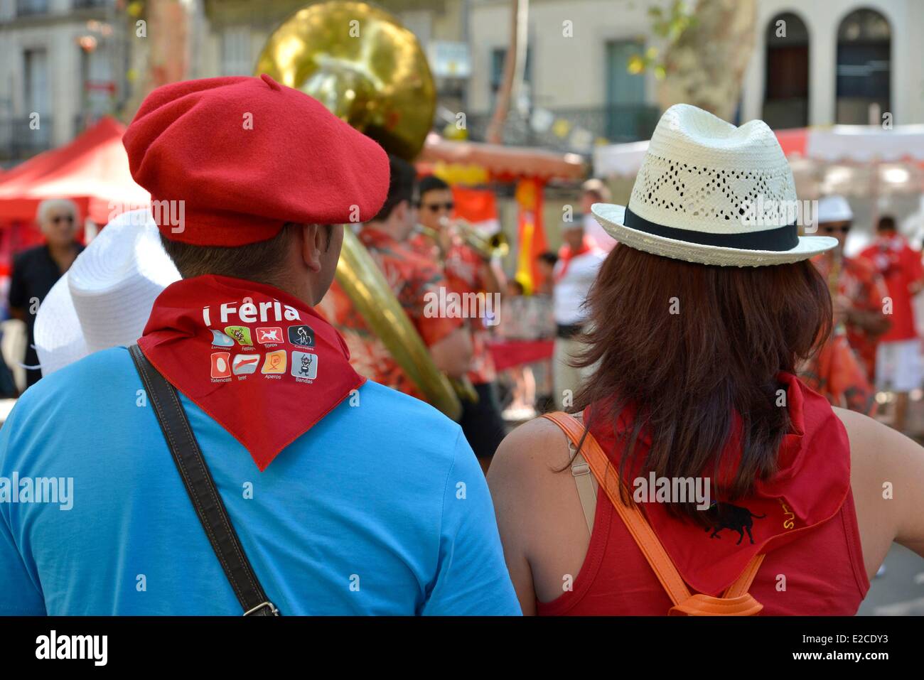 La France, l'Hérault, Béziers, feria annuel dans les rues de la ville,  couple de dos portant un foulard rouge autour du cou et d'un béret Photo  Stock - Alamy
