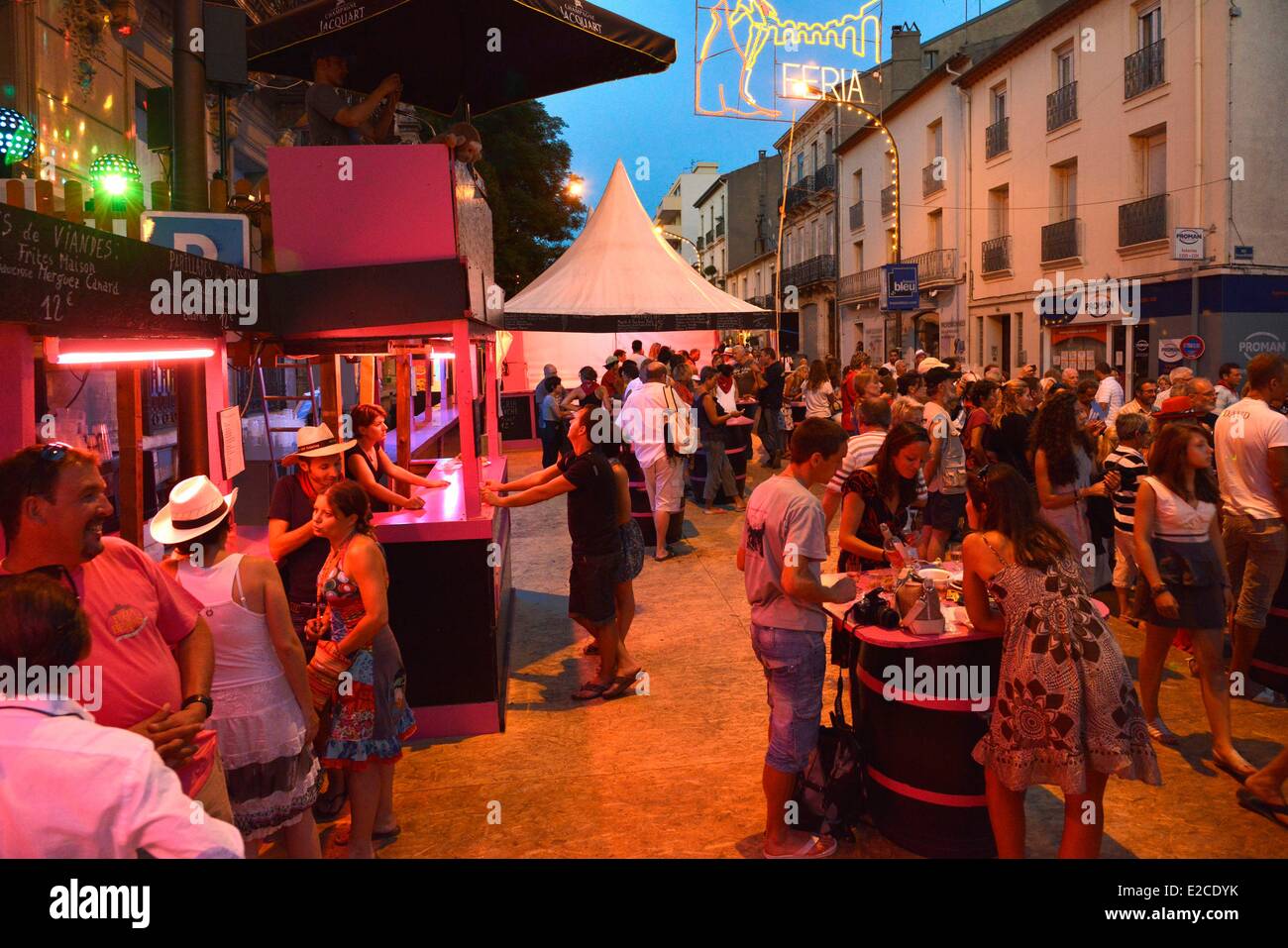 La France, l'Hérault, Béziers, feria annuel dans les rues de la ville, nuit dans une ambiance Bodega Banque D'Images