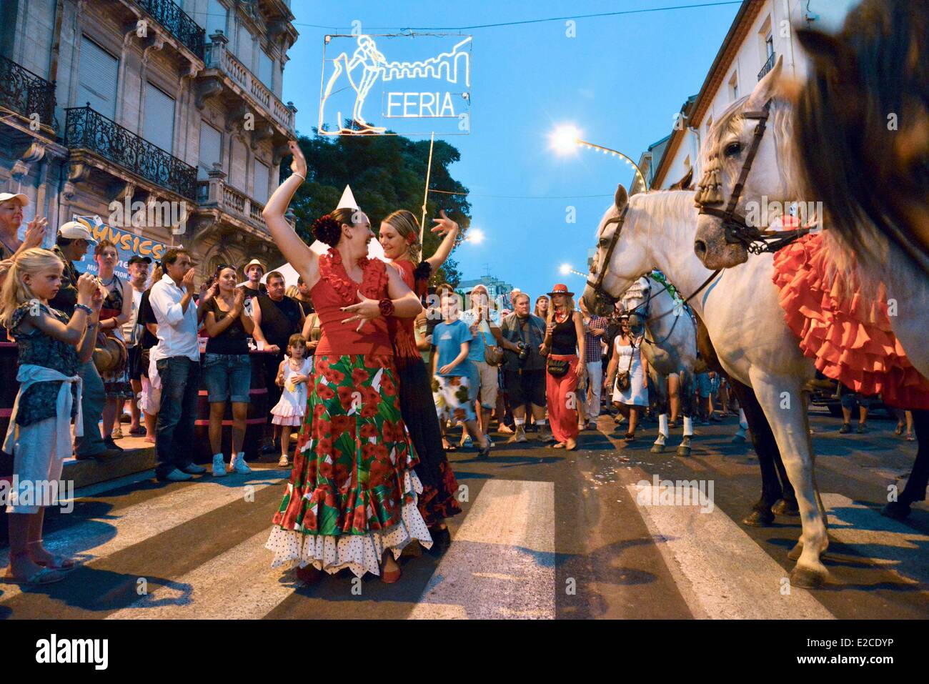 La France, l'Hérault, Béziers, feria annuel dans les rues de la ville, couple de danse flamenco andalou femmes un improvisé au milieu de la foule au crépuscule Banque D'Images