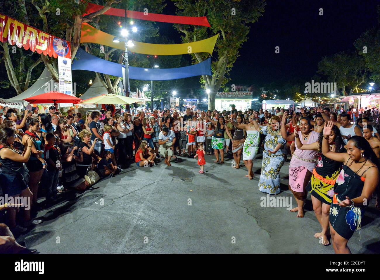 La France, l'Hérault, Béziers, feria annuel dans les rues de la ville, groupe de folk danses polynésiennes en face de la nuit Banque D'Images