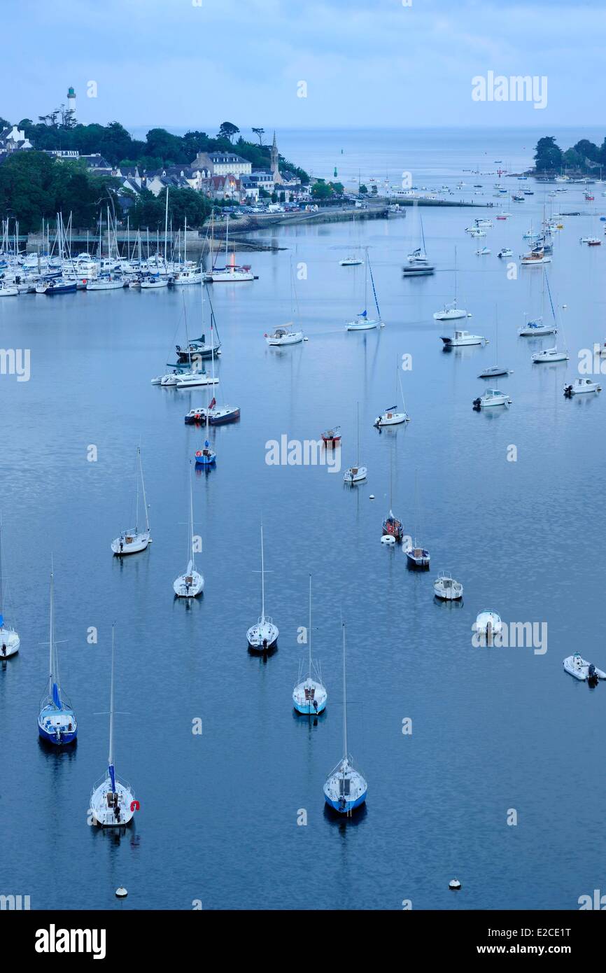 La France, Finistère, Bénodet, bateaux dans l'estuaire de l'Odet Banque D'Images